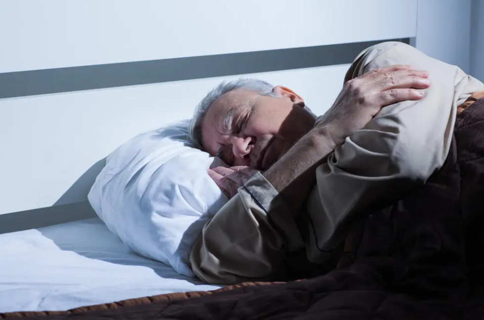 两种方法解决老年人睡眠问题,让老年人和照护者获得更好休息