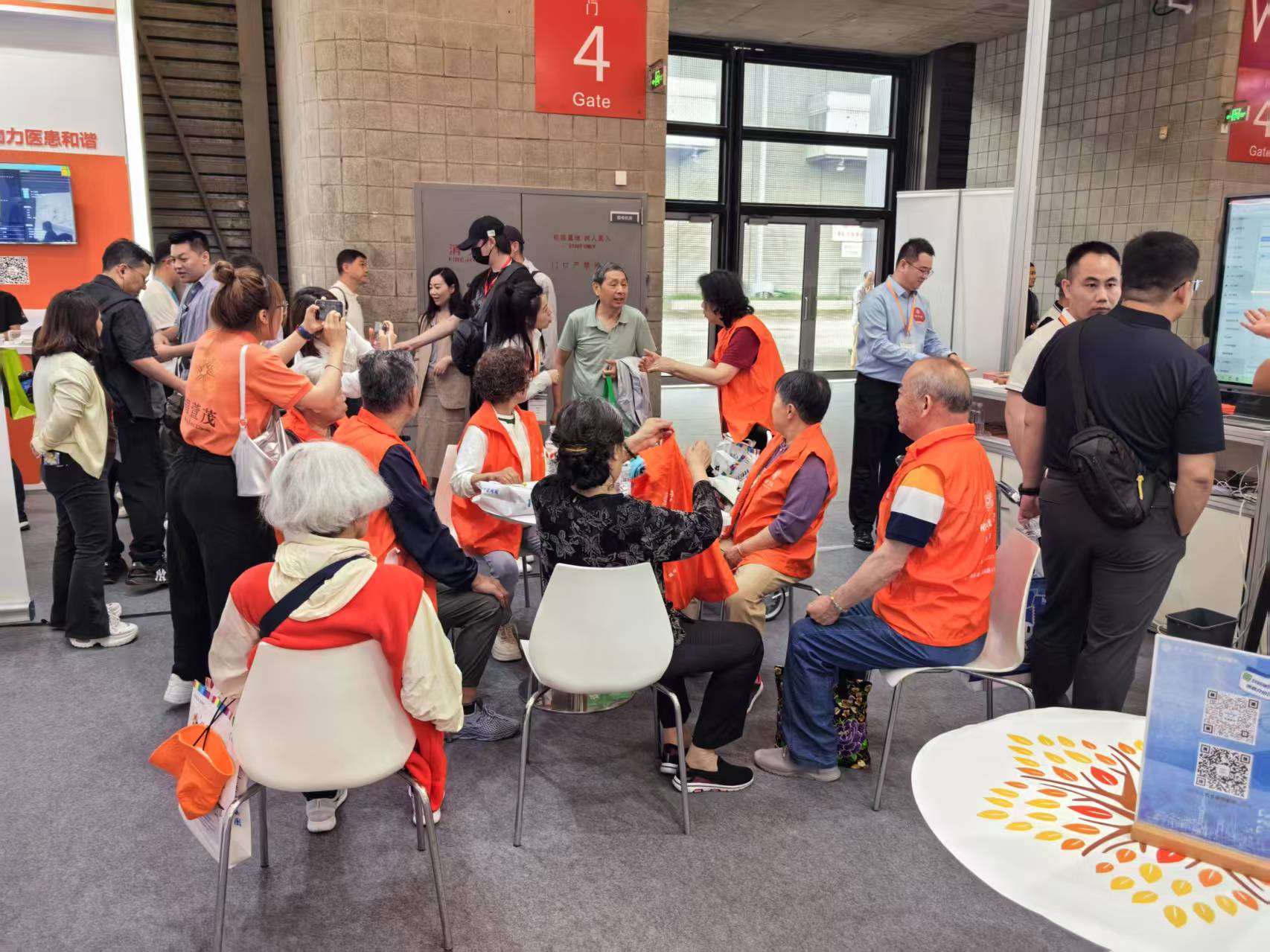 北京乐祥&椿萱茂联袂亮相上海老博会,自研养老平台和解决方案获广泛认可(图13) 微信图片_2025-06-16_135452_748.jpg