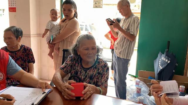 乐祥智慧养老·助力幸福 石井社区配备智能手表(图2) 乐祥智慧养老·助力幸福 石井社区配备智能手表(图2)