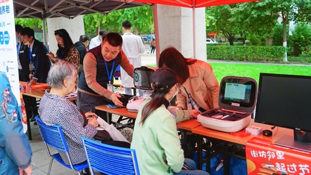 乐祥走进社区居家养老服务,与长者共话金色重阳(图2) 乐祥走进社区居家养老服务,与长者共话金色重阳(图2)